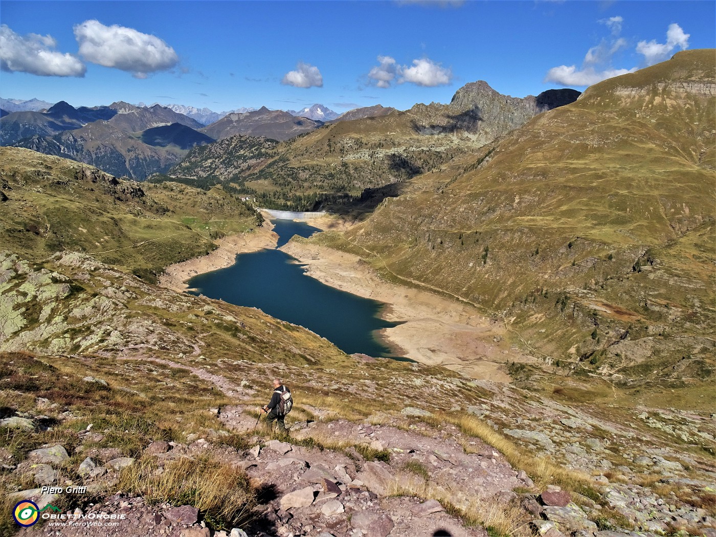 32 Dalla Cima di Mezzeno ci abbassiamo al Passo dei Laghi Gemelli.JPG